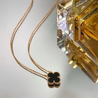 [Eterna Jewels]KLEEBELATT 15MM SCHWARZER ONYX EINZELBLUMEN-HALSKEETE