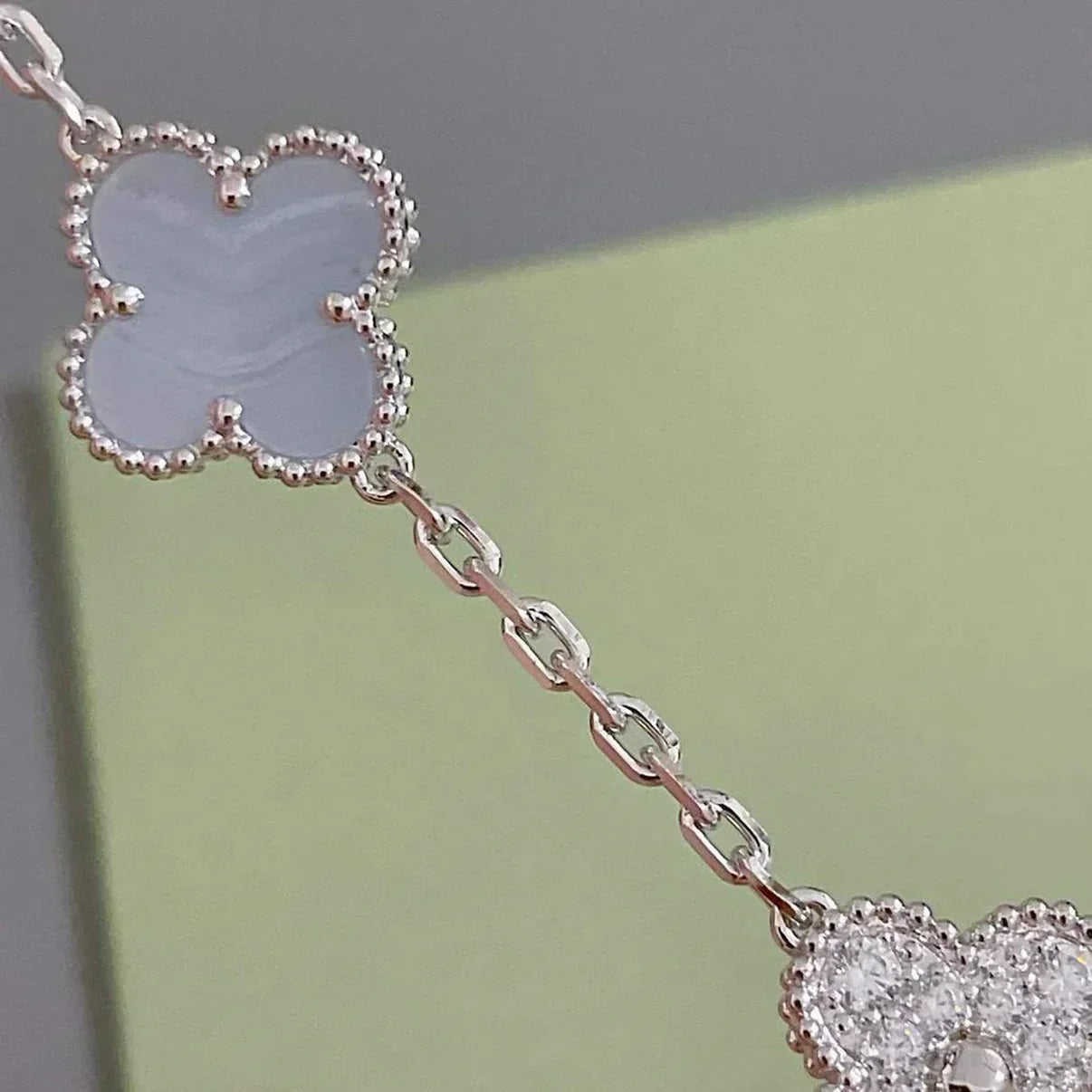 [Eterna Jewels] KLEEBRAUM 5 MOTIV VIOLETTER CHALCEDON ARMBAND KOLLEKTION