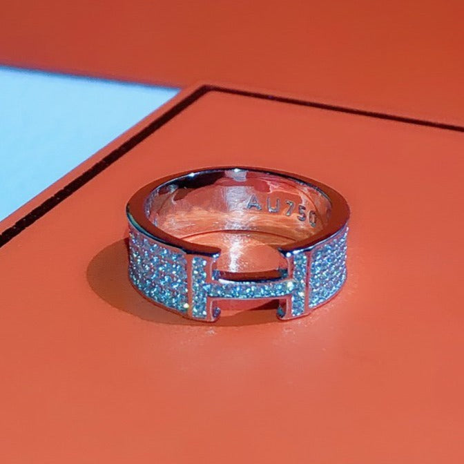 ```json
{
  "Eterna Jewels": "H RING FULL DIAMOND"
}
```