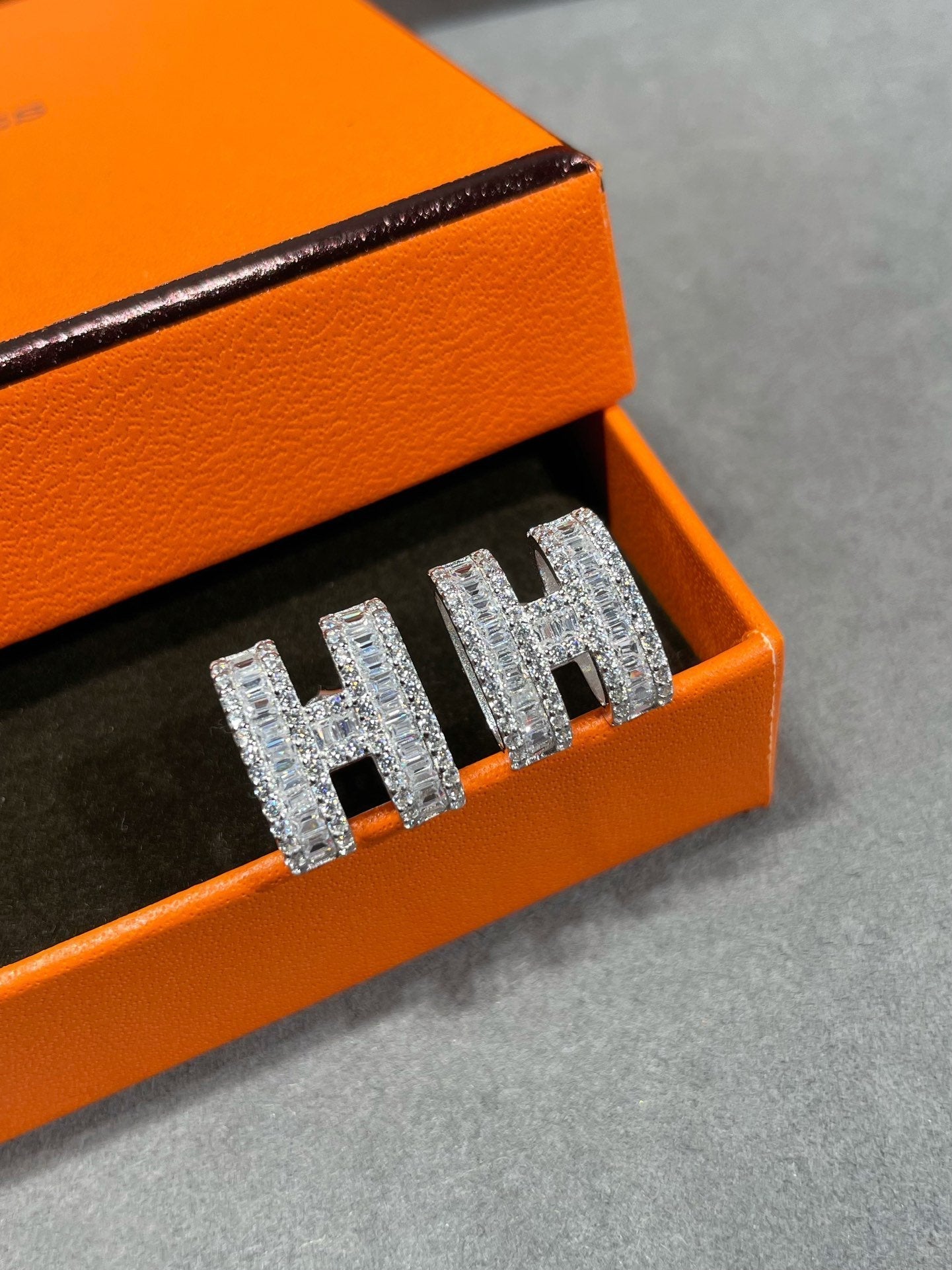 [Eterna Jewels]Ohrstecker H mit Silber-Diamanten
