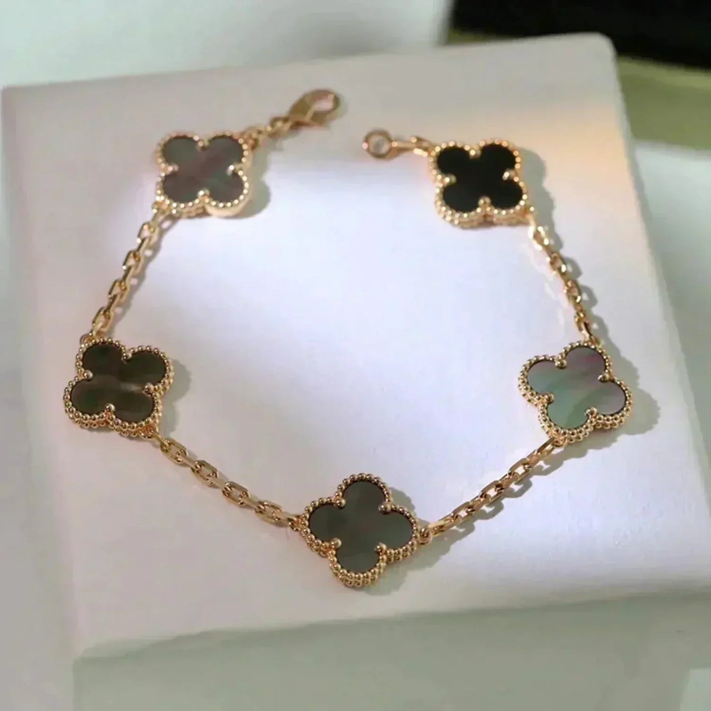 [Eterna Jewels] CLOVER 5 MOTIV GRAUES PERLMUTT-ARMBAND KOLLEKTION