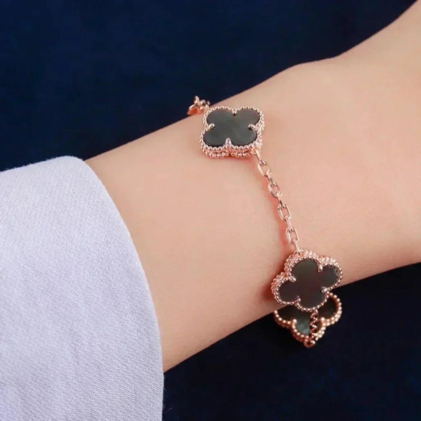 [Eterna Jewels] CLOVER 5 MOTIV GRAUES PERLMUTT-ARMBAND KOLLEKTION