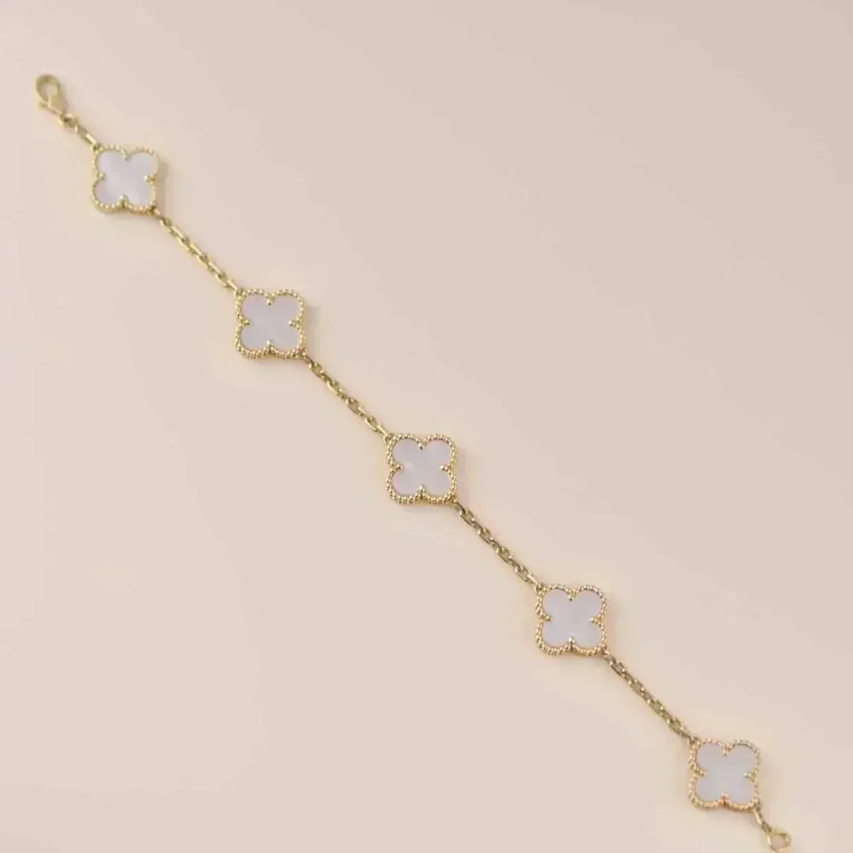 [Eterna Jewels]KLEE WEISSE PERLEN-PERLMUTT-5-MOTIV-ARMBAND-KOLLEKTION