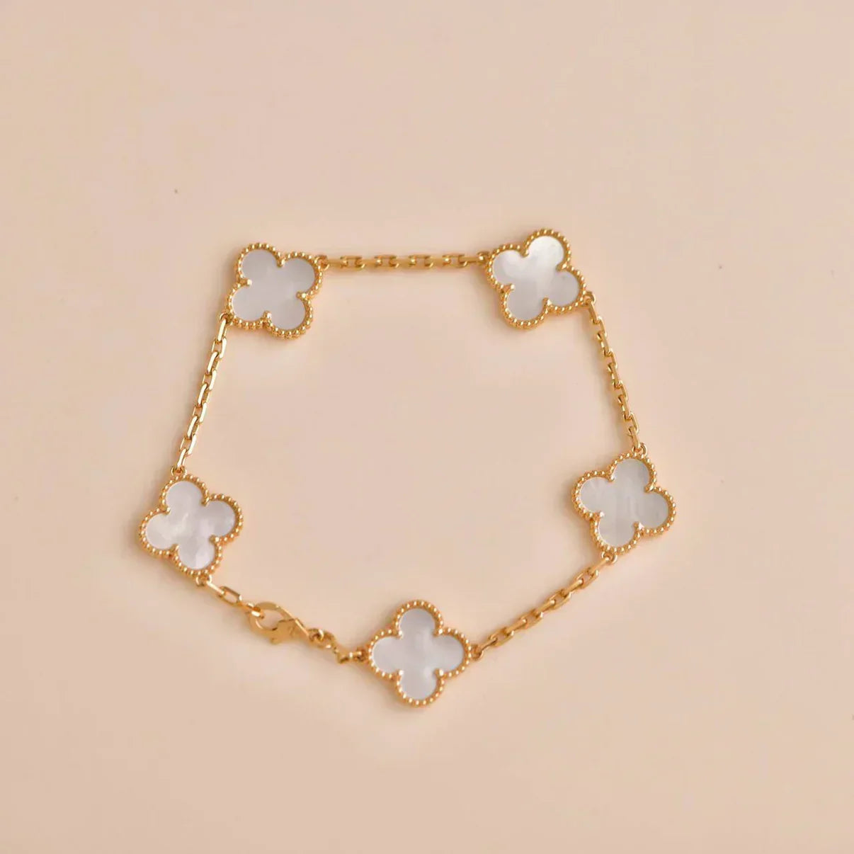 [Eterna Jewels]KLEE WEISSE PERLEN-PERLMUTT-5-MOTIV-ARMBAND-KOLLEKTION