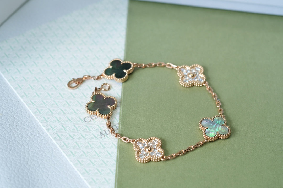 [Eterna Jewels] CLOVER 5 MOTIV GRAUES PERLMUTT-ARMBAND KOLLEKTION