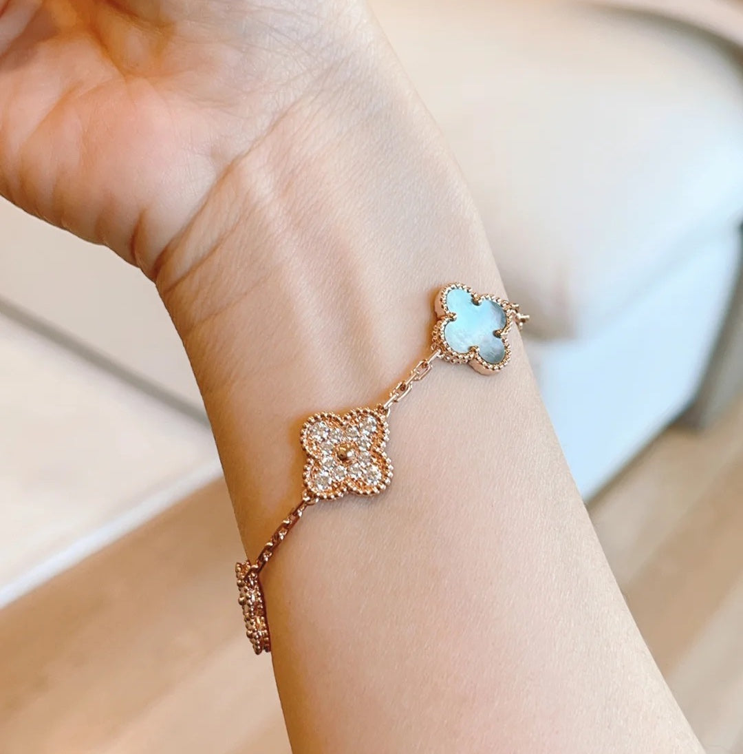 [Eterna Jewels] CLOVER 5 MOTIV GRAUES PERLMUTT-ARMBAND KOLLEKTION