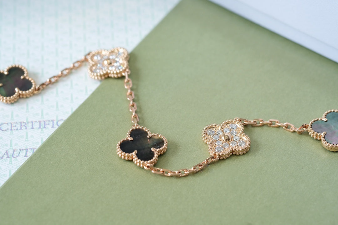 [Eterna Jewels] CLOVER 5 MOTIV GRAUES PERLMUTT-ARMBAND KOLLEKTION