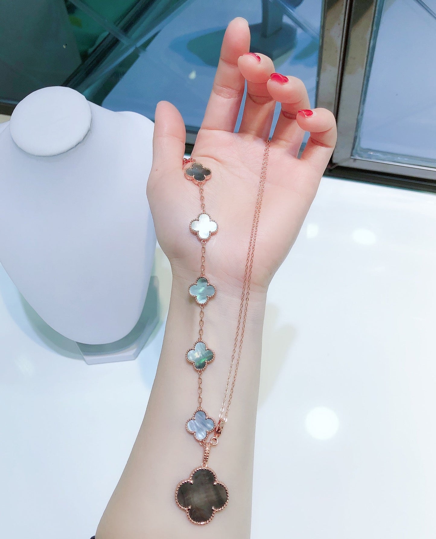 [Eterna Jewels]KOMBINIERTES ARMBAND 5 MOTIVE UND HALSKETTE DUNKLES PERLMUTT ROSÉGOLD