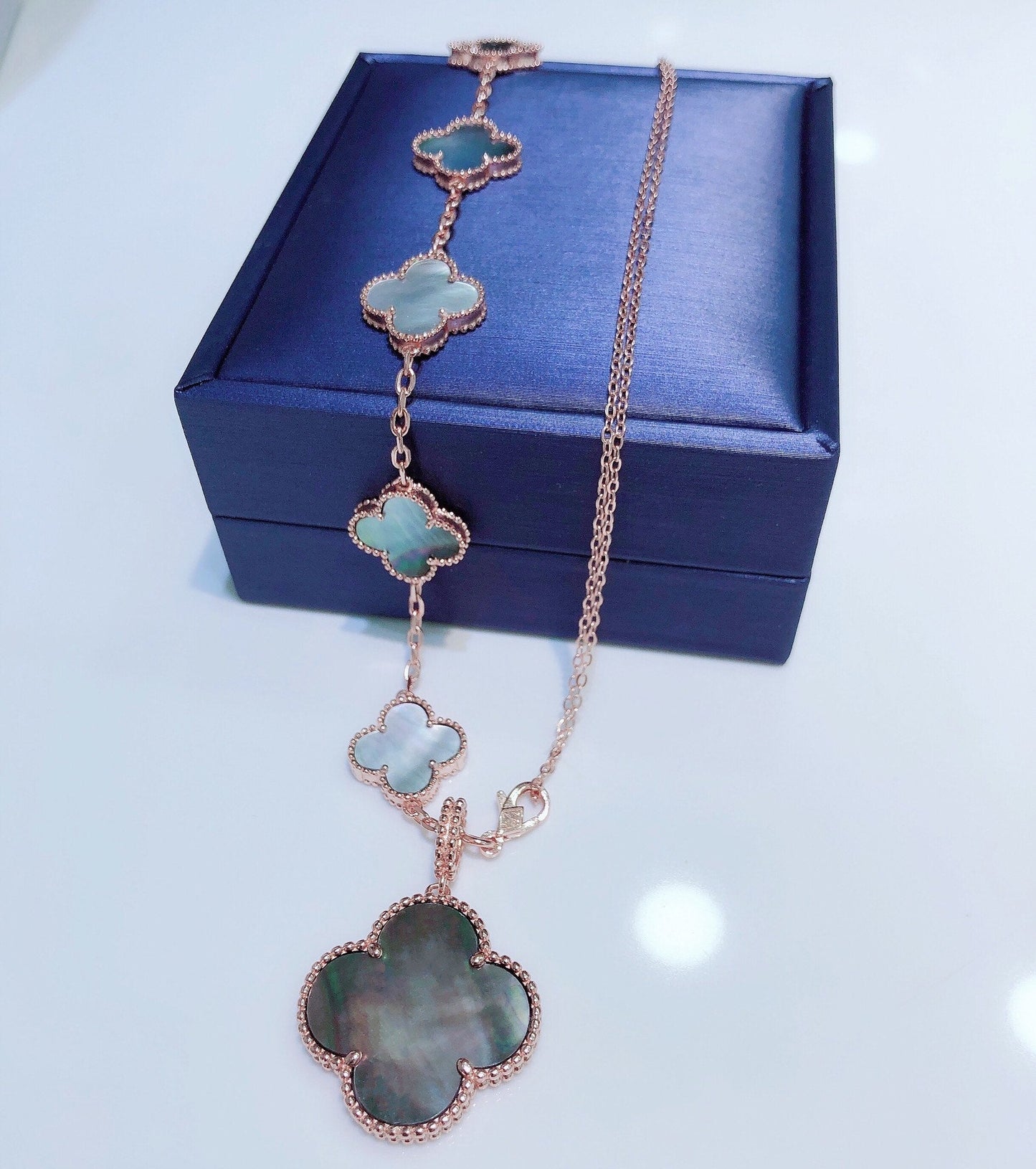 [Eterna Jewels]KOMBINIERTES ARMBAND 5 MOTIVE UND HALSKETTE DUNKLES PERLMUTT ROSÉGOLD